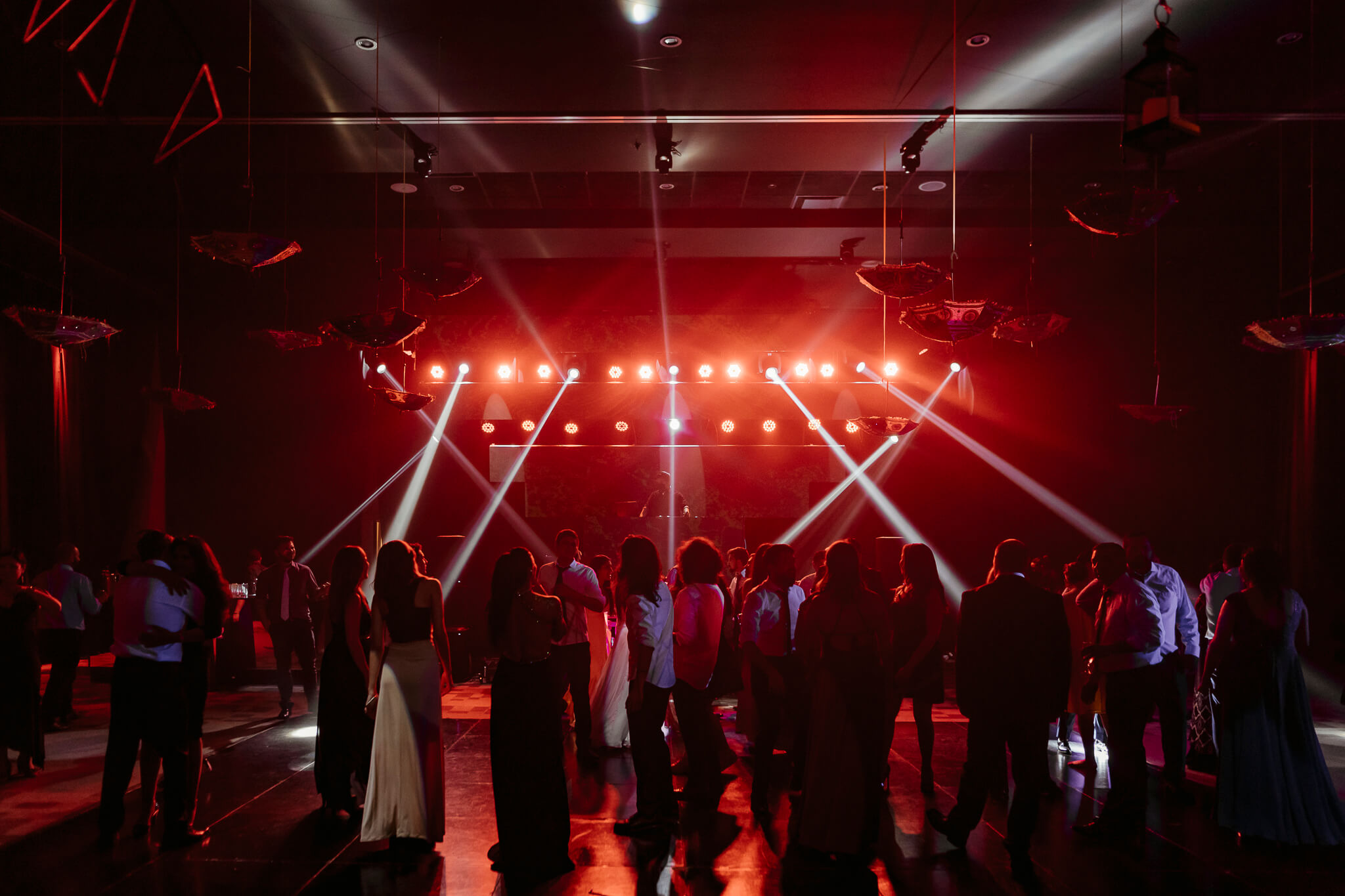 Iluminación de matrimonio producida por Louder en el sur de Chile